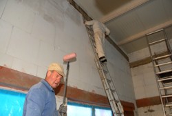 Ech passe op, dat d kleen net eraff fllt . . .