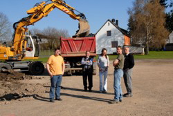 Ortsvorsteherin und ihre Helfer