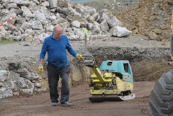 Verdichten mit der Rttelplatte.