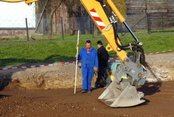 Feinarbeiten mit dem Bagger.