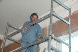 . . . du musst lauter reden, ich hre nichts .  . .