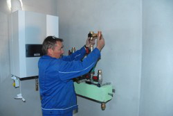 . . . die Tresterdosieranlage wird montiert . . .