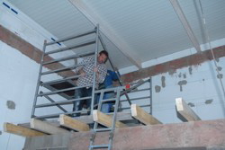 Der "Tanzkfig" wir gebaut . . .