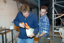 Ein Hobel, der nicht pfeift, ein Schreiner, der nicht suft, ein Mdchen das nicht stillehlt, gehret nicht auf diese Welt . . .