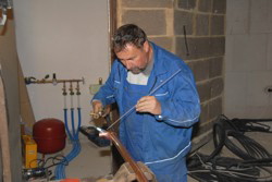 Walter ltet sich einen neuen Taktstock . . .