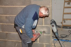 Reiner kann sogar mit der Bohrmachine runde Lcher bohren . . .