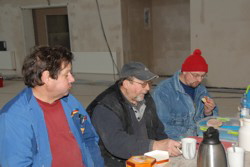 Verdiente Pause mit belegten Brtchen und Kaffee.