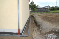 . . . und sogar auf der Rckseite wo keiner hinkommt haben wir Randsteine gesetzt . . . 