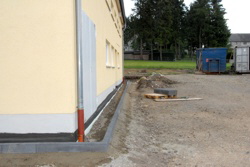 . . . und Randsteine am Lieferanteneingang gesetzt . . .