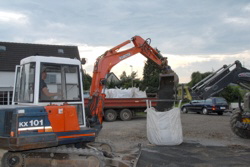 Florian fllt sich einen Sandsack . . . 