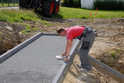 1576_Hubert glttet die letzten Unebenheiten.