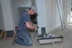 1582_Volker meistert schwierige "Fliesenzusammenhnge" . . . 