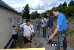 1590_Thomas gibt Benedikt genaue Regieanweisungen . . .