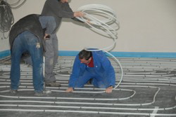 Und jetzt bekommt Walter den Heiligenschein. Jetzt brauchen wir keine Kellner mehr. Kellnerinnen schon . . .