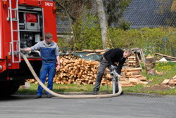 Unsere Feuerwehr splt schon mal die Leitungen.