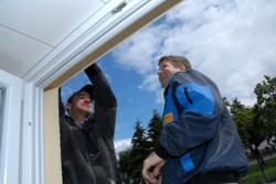 Dennis und Marcel beim Fensterputzen.