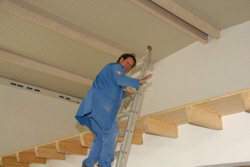 Dieter hlt die Hand ber seine Kollegen.