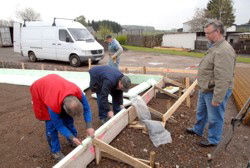 . . . verneigen sich vor dem Geschftsfhrer . . .