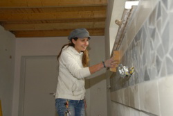 Tanja beim Fliesen Verfugen.