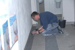 Was nicht sollte Dichte sein, spritze ich Silikon hinein  . . .  Foto von Lara Mllengraf.