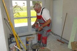 Rainer rhrt sich einen Quarkl Teig . . .