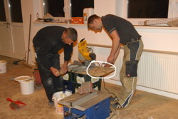 Optimale "Ausbeute".  Reste des Parkettverschnittes im weien Kreis.