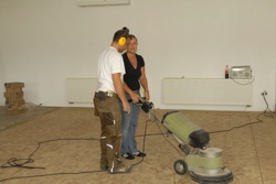 Guck mal Sven, wenn Du den Holm sachte herunterdrckst, und Deine Hand ganz zrtlich auf den Griff und die Finger um die Hebelchen legst, schnurrt die Schleifmaschine wie ein Ktzchen.