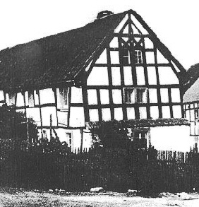 Haus Muue um 1920. Aus dem Lot geratene Fachwerkwnde waren frher keine Seltenheit. Repro : Archiv DGKV