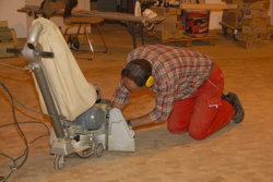 . . . ein neues Schleifband einzusetzen . . .