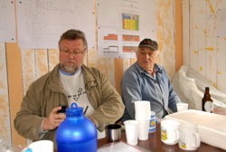 . . . links oder rechts herum? Nein nein du musst auf den Nippel in der Mitte drcken mein Lieber . . .