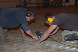 1938 Sven und Jochen frsen das Drfer Wappen in den Fuboden . . . 