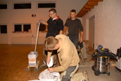 Sascha spendiert jedem einen Schnaps . . .