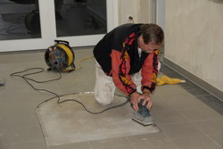 Das "Drfer" Wappen wird eingebaut.  Die Firma Obrycki aus Ripsdorf wird den Untergrund und die Versiegelung durchfhren..