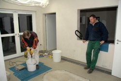 Thomas schaut sehr genau zu.