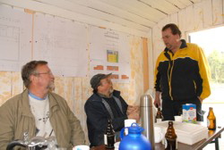 . . . ja ja, wenn wir fertig sind, ist die Post auch schon da . . . 