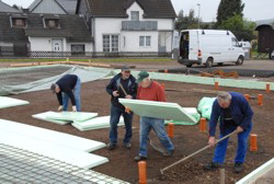 Die letzten Quadratmeter des Tanzbodens werden verlegt . . .