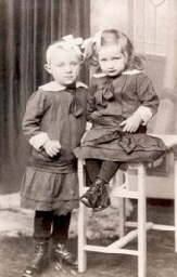 Die beiden Jngsten : Maria (links) und Jeni (Archiv Hejo Mies)