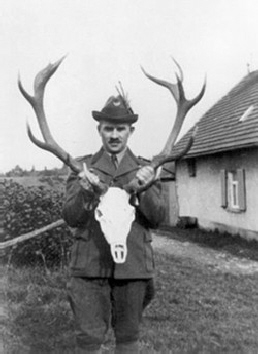 Revierfrster Mehnert mit der Trophe eines Zwlfenders (Archiv Hejo Mies)