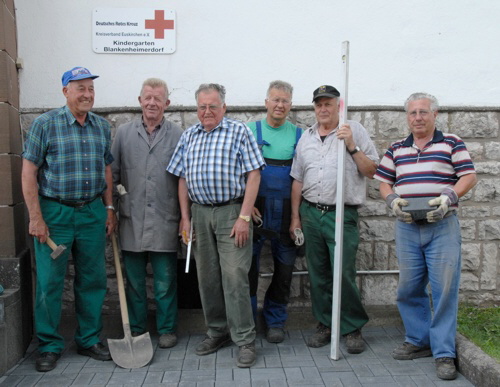 Freuen sich ob ihrer gelungenen Arbeit, v. li Johannes, Robert, Willi, Erwin, Heinz und nochmals Heinz. (Foto Hejo Mies)
