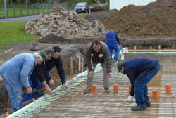 . . . hier kommt die Theke hin, hier mssen wir besonders gut verstrken . . . 