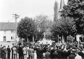 Fronleichnam 1951, Altarstation am Ehrenmal. Repro: Hejo Mies