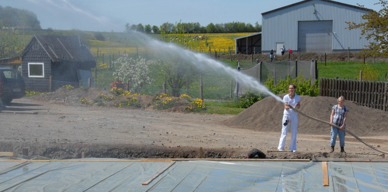 Guckt mal her, so macht man das  . . . aber Mlli, das ist doch kein Bier . . .