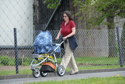 Emma mit ihrem Bodyguard (Tarnbrille) unterwegs. Heute mit einem halb verschlossenen, auf nur drei Rdern laufenden gut getarnten Gelndewagen. Wo ist das vierte Rad geblieben?