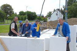 Unser Polier verbreitet gute Laune.