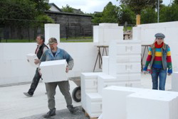 Stein auf Stein, Stein auf Stein, bald wird das Brgerhuschen fertig sein . . .