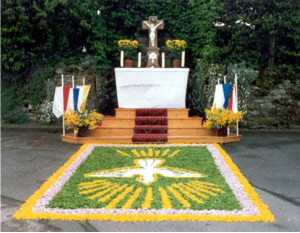 Fronleichnamsaltar 1988 am Kippelbergkreuz. Foto: Archiv Autor