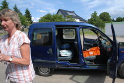 Birgit koordiniert  die Versorgung der ehrenamtlichen Helferinnen und Helfer.