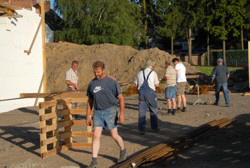 Eisenarmierung fr die Pils-Theke. Genau 15 Schritte . . . 