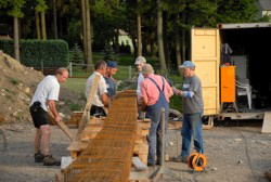 . . . geschafft und fasst fertig ist die Pils-Theke.