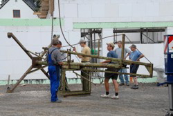 Rotwein-Entkorkungsanlage ist eingetroffen . . .